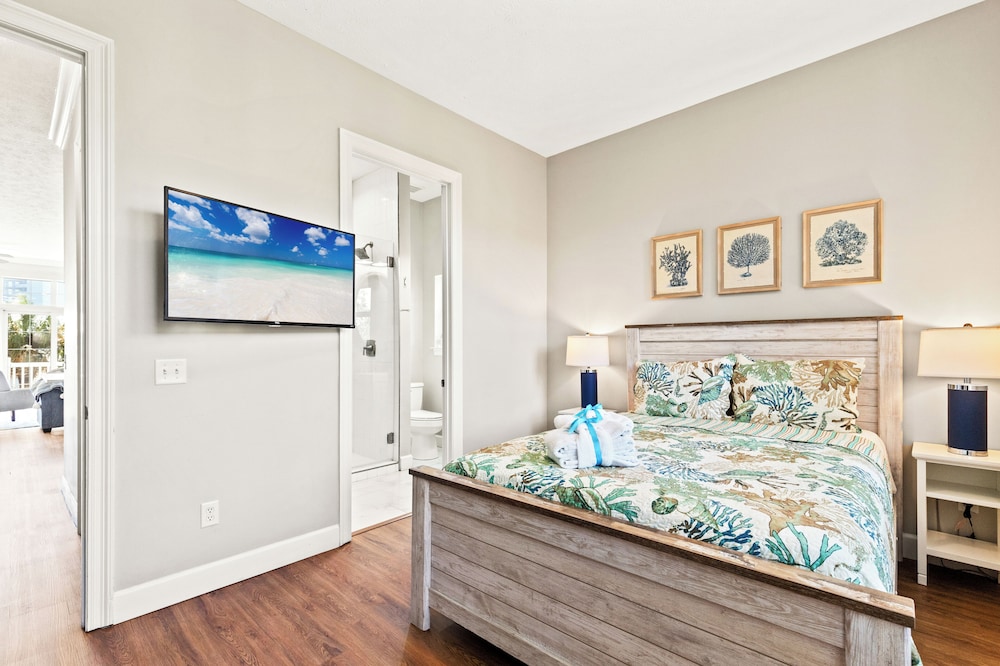 Sailors Cove: 5-bedroom, 4.5 Baths, Sleeps 12! Steps Away From the Beach!