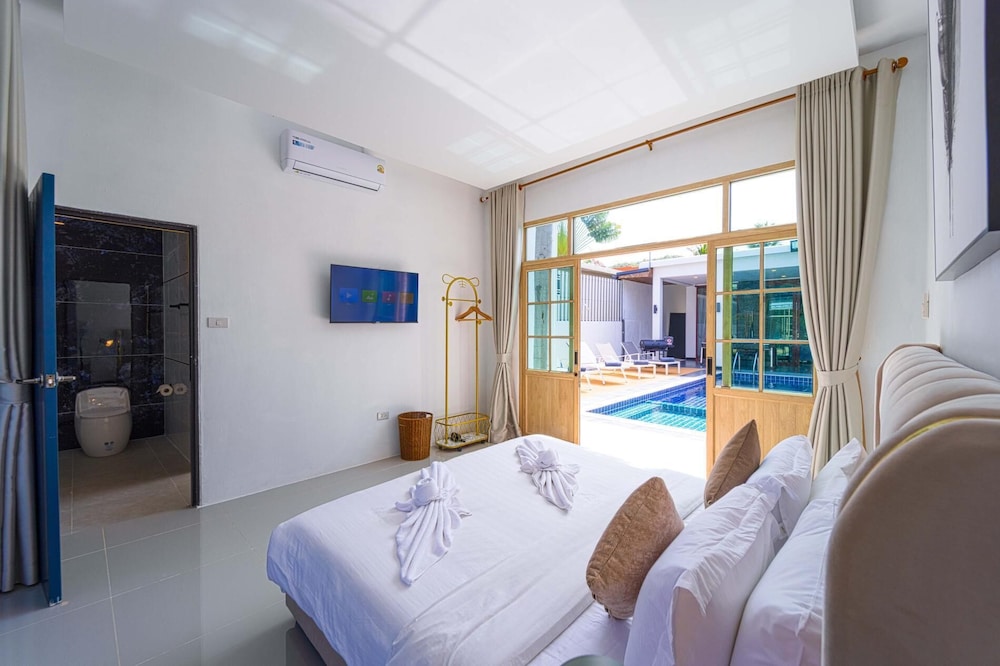 Beautiful 4-Bedroom Pool Villa BL9