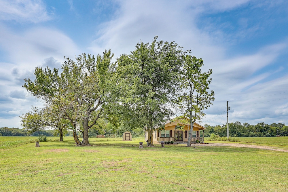 3 Mi to Arkansas River: Rural Family Home w/ Yard