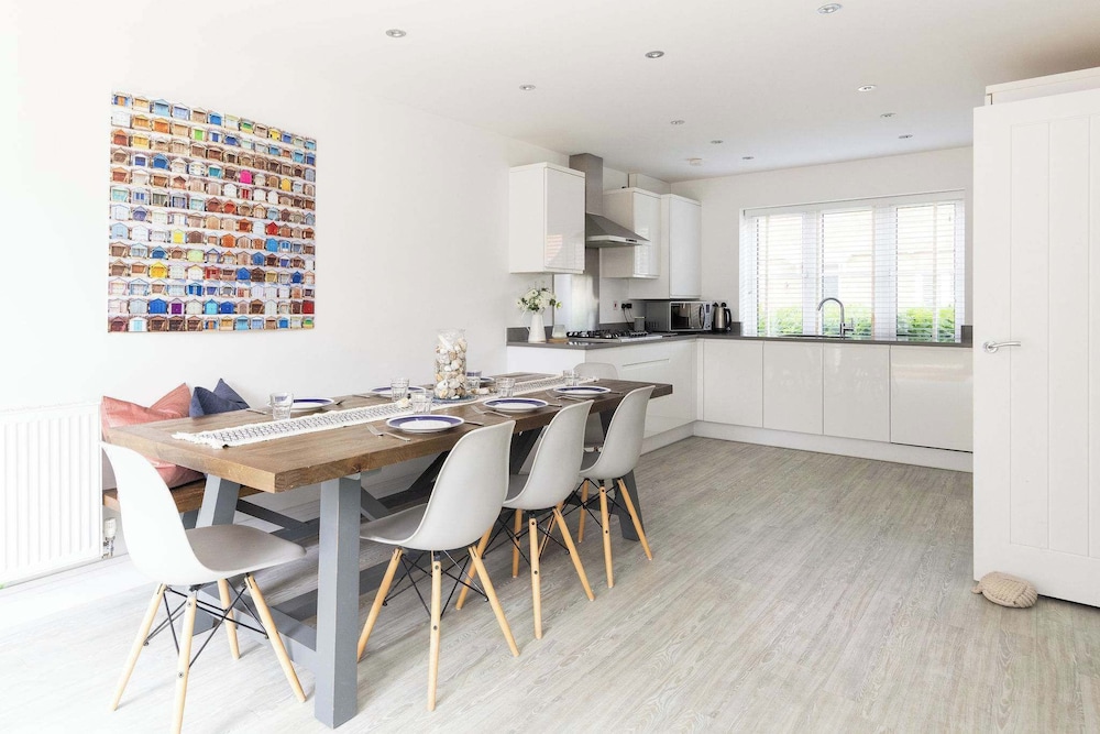 Modern Family Retreat Nr Beaches and Marina