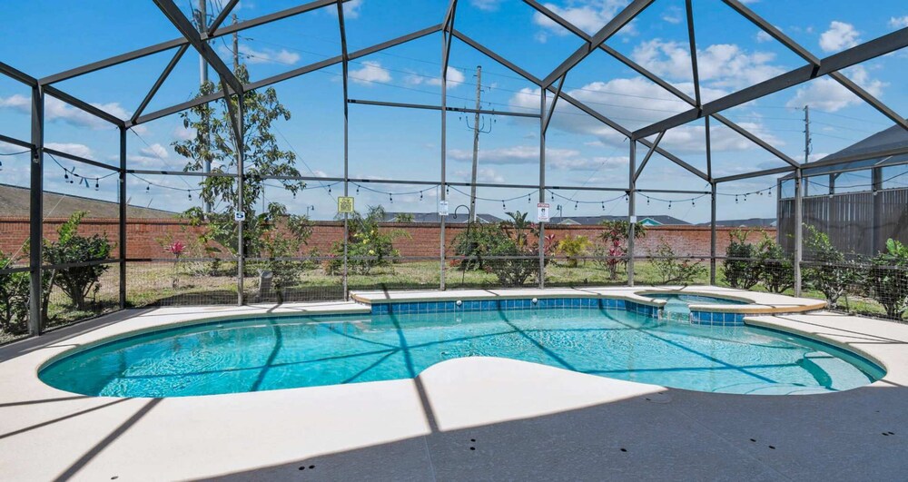 Large 6BR Family Home w Pool Hot Tub Games Room