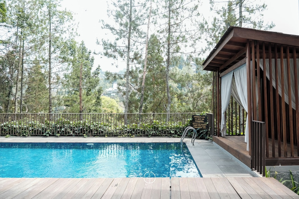 Mentari Hill View 8 BR heated pool and movie room