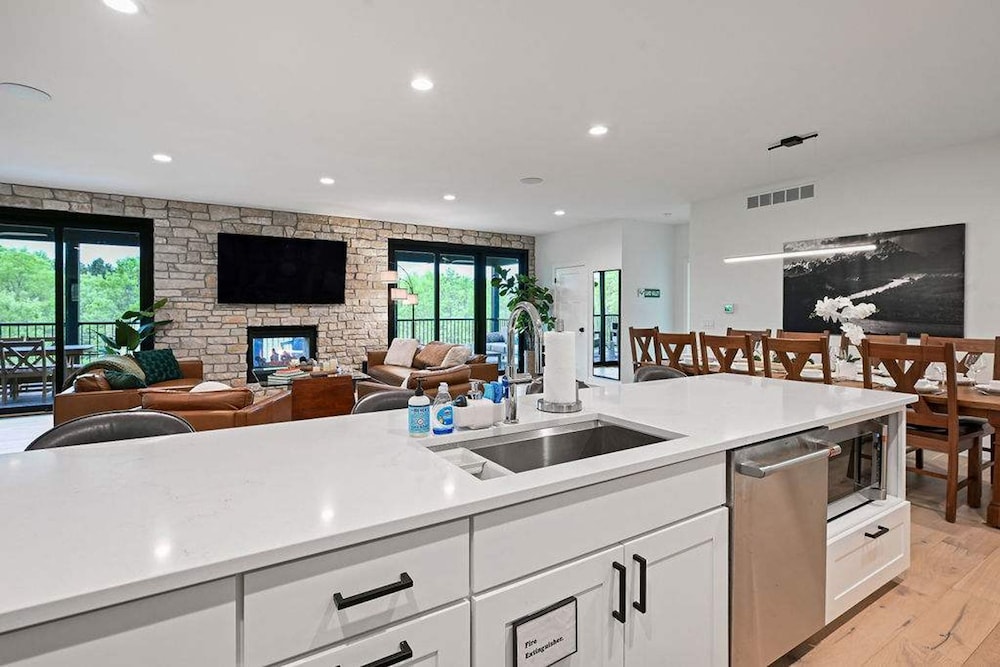 6BR Sand Valley Lodge With Hot Tub Bar Putting Green