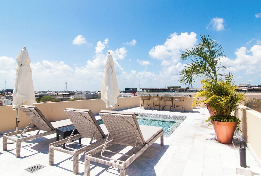 Condos with Oceanview Rooftop Pool
