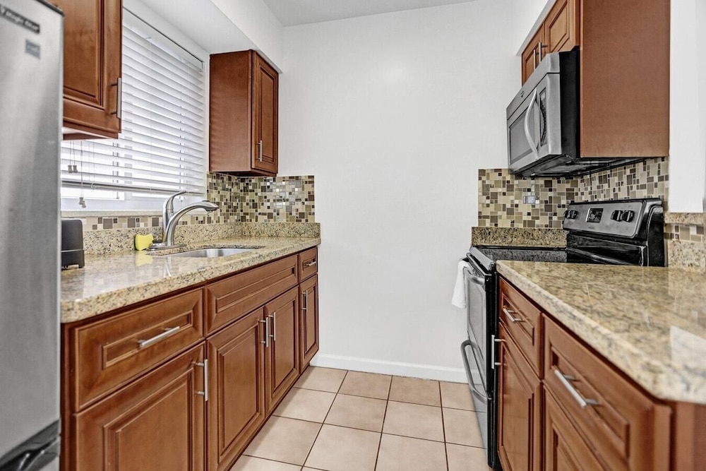 Cozy Beachfront Retreat Near Marina & Dining - Image 5