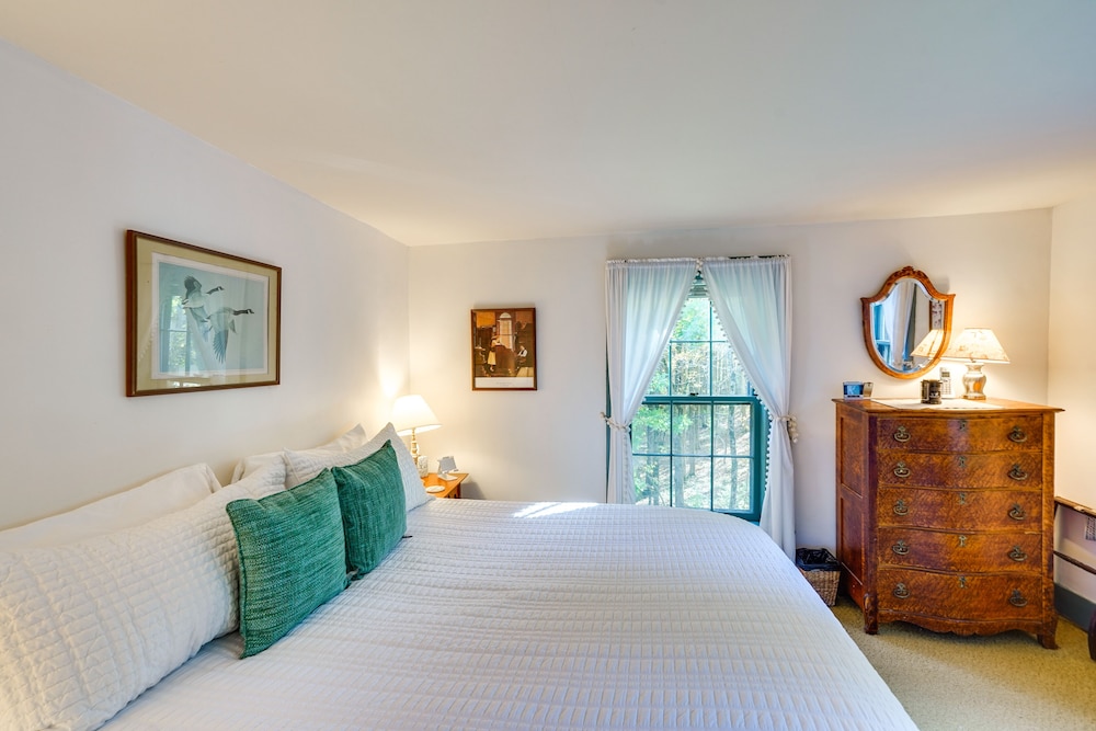 Tranquil 3 BR Stockbridge House w/ Private Deck!