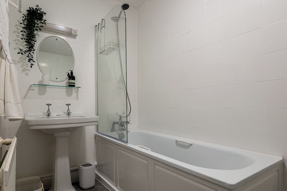 Garden Flat Apartment in Grosvenor Place