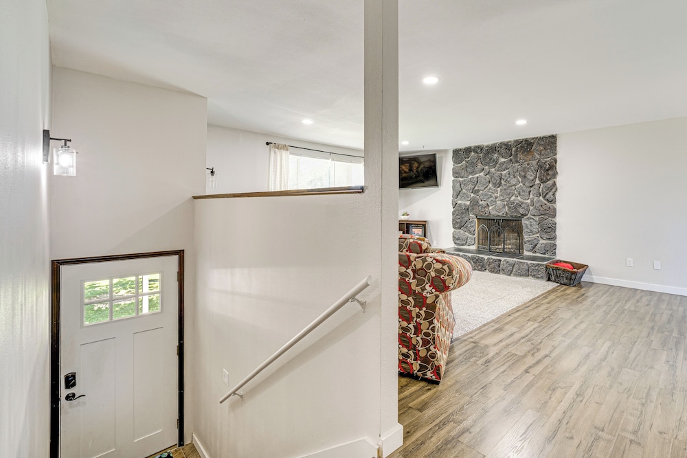 Cozy Apt w/ Private Deck, 2 Mi to Toyota Center!
