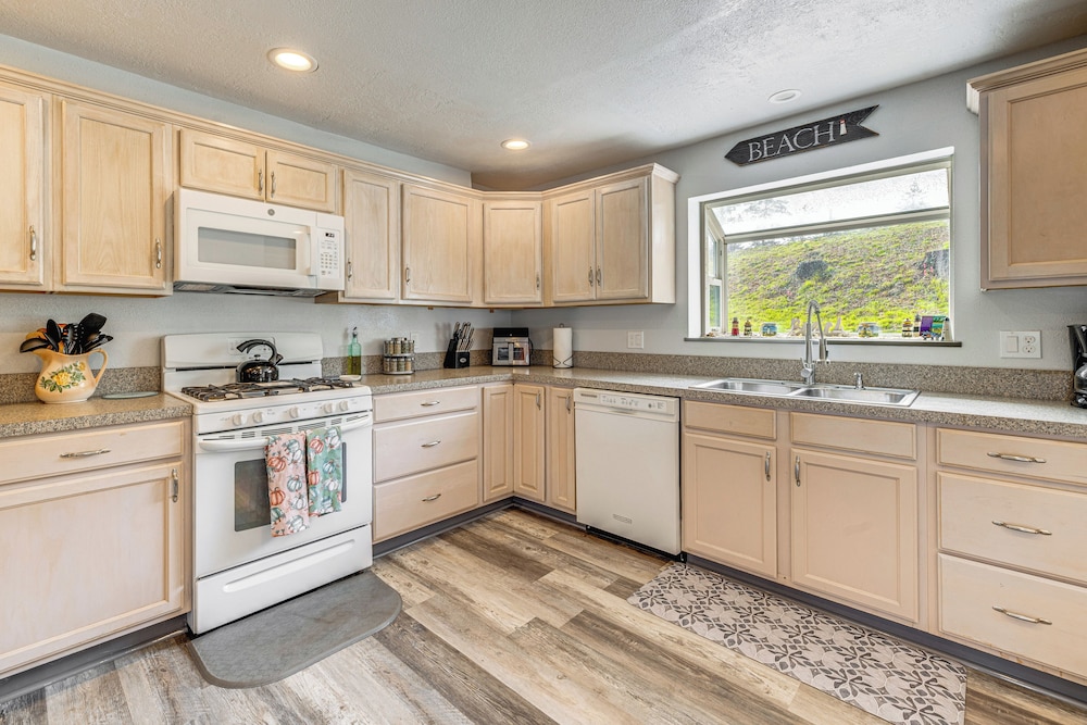 3 Mi to Beach: Oregon North Coast Retreat