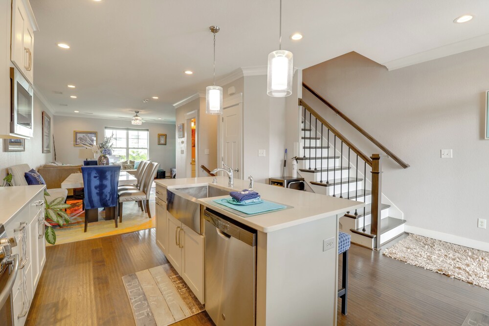 Walk to Ocean: Group Getaway in Virginia Beach!