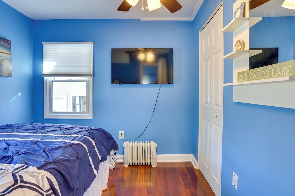 Greenwood Lake Cottage w/ Shared Dock & Hot Tub!