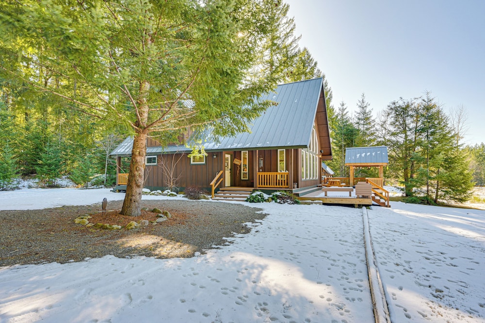 Deck, Hot Tub & Fire Pit: Mtn-view Packwood Cabin