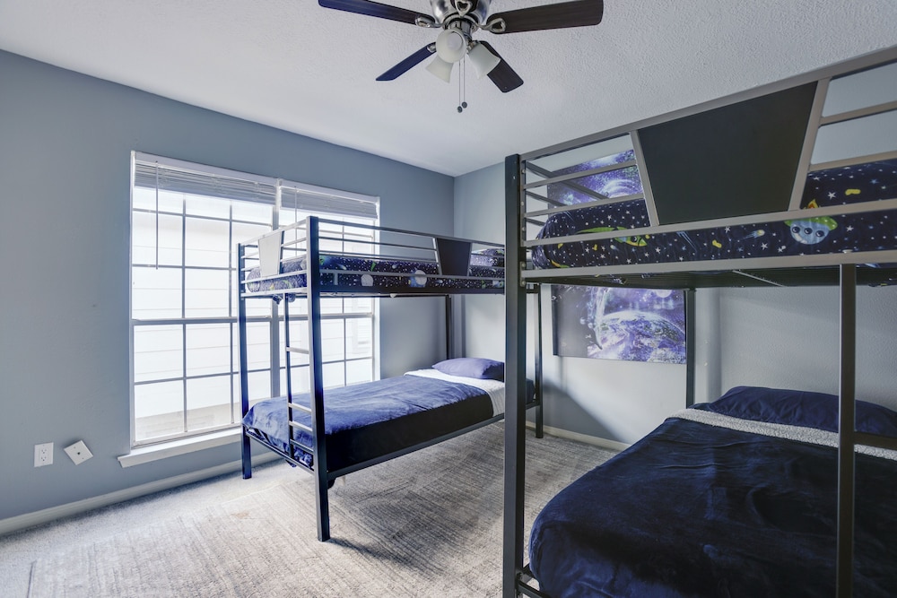 Pets Welcome! Humble Townhome 4 Mi to Airport