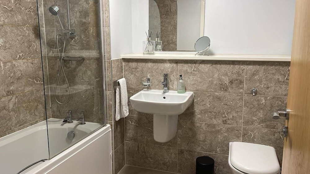 Apartment - Sleeps 4, Pets Allowed & Parking