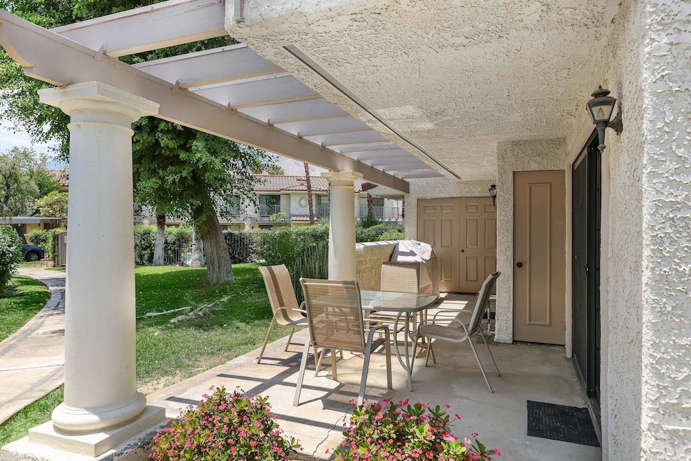 2BR 2BA Stylish Palm Springs Condo