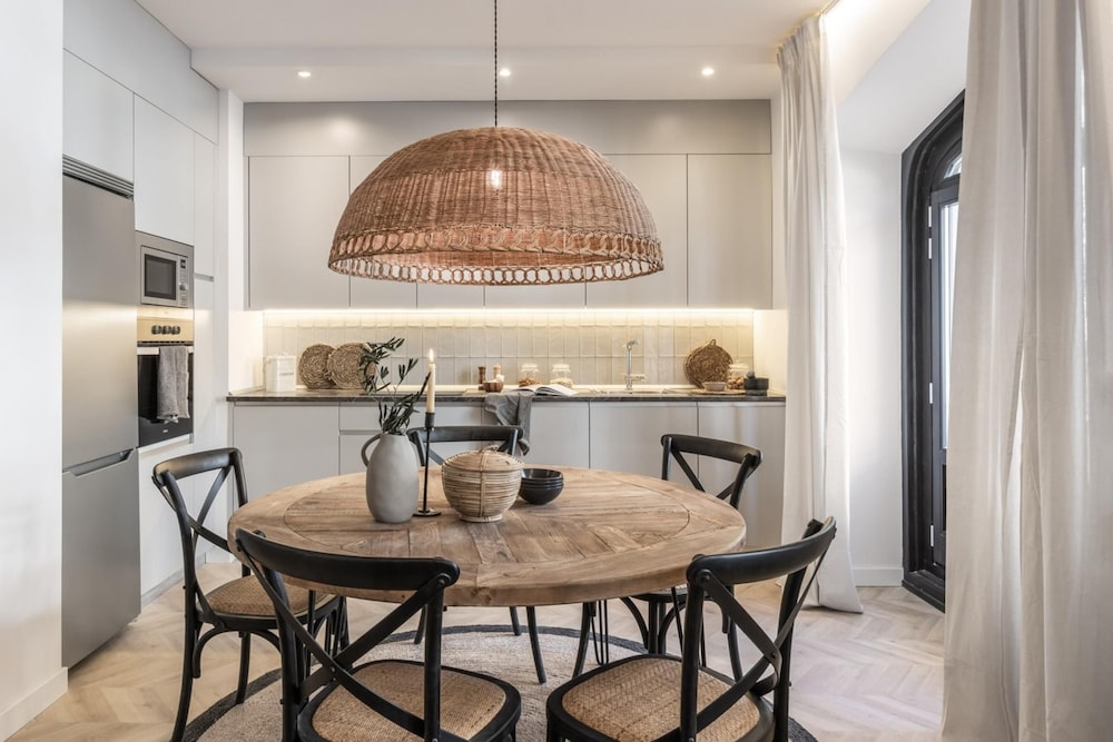 Baza - 3 Bedrooms and Office in Trafalgar