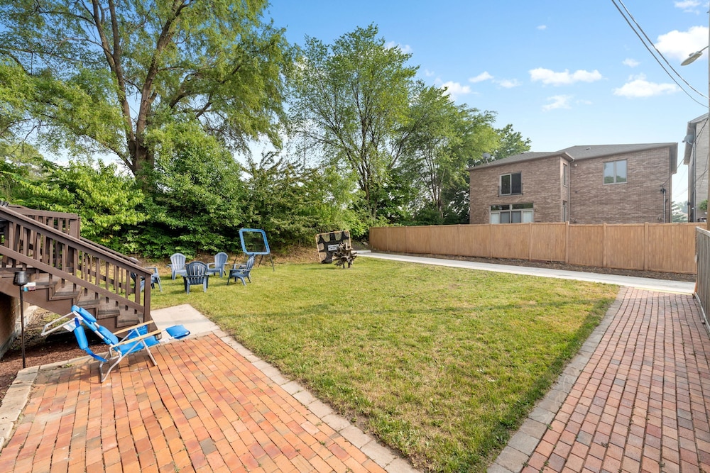Spacious Luxury Retreat 8 Bed Oasis With 6 Baths