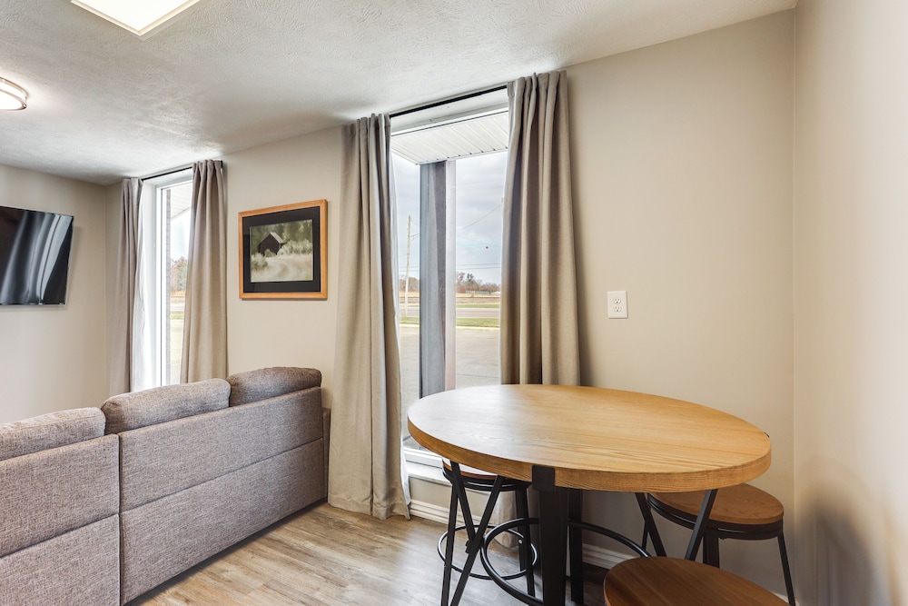 < 1 Mi to Oakland City University: Cozy Apartment