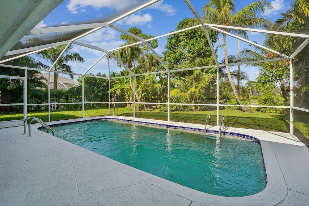 Relaxed Tropical Retreat 5 Miles To Beach 3 Bedroom Home