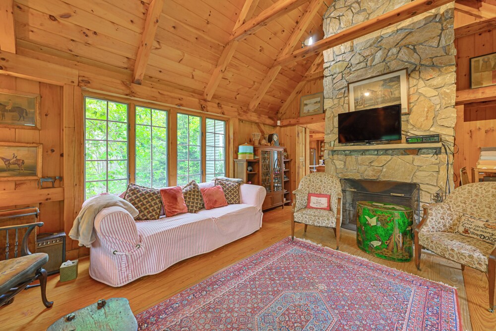20-acre Hamptons Nature Escape w/ Hot Tub & Pool