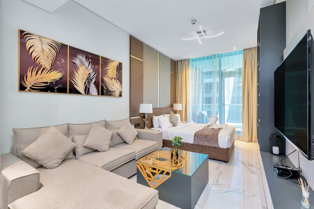 SIMPLY COMFORT Urban Chic Suites in J One Tower City & Canal Views
