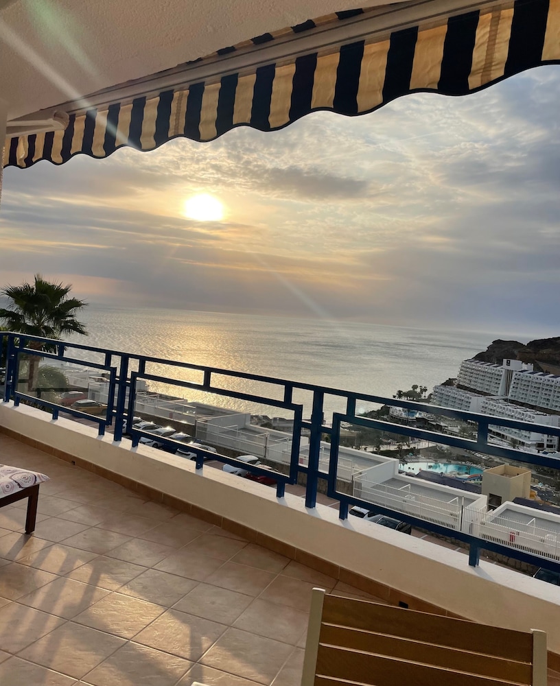Sunny Seaview Modern apt - Pool and Beach Access