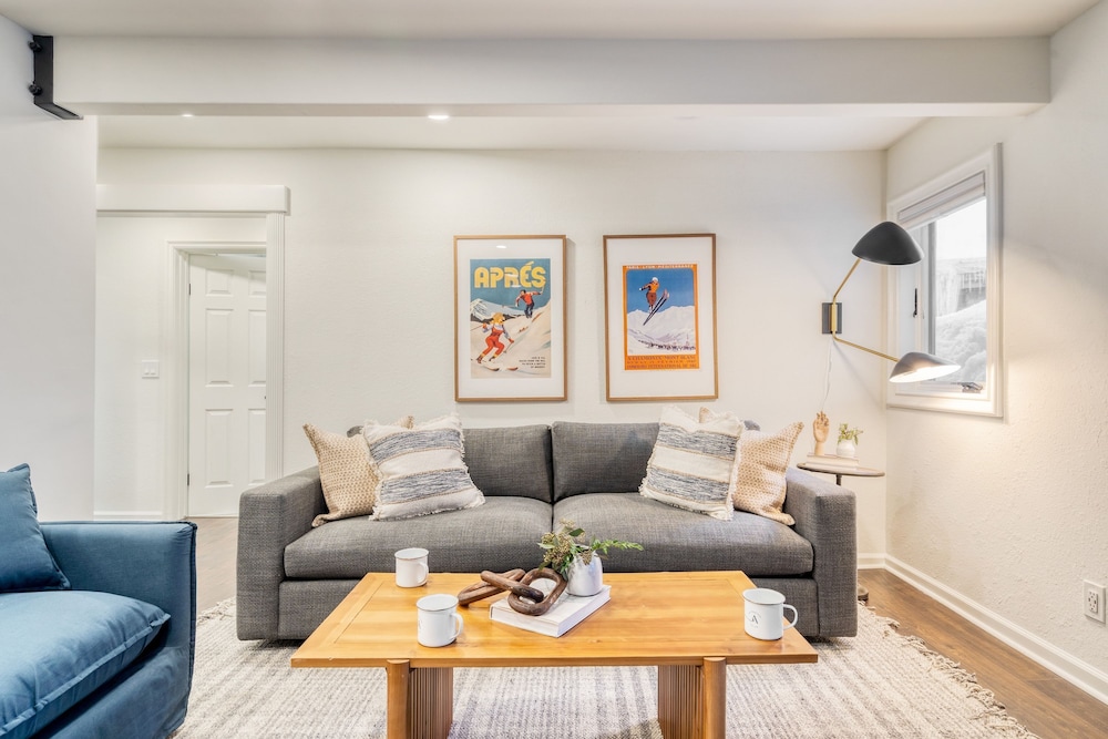 Explorer by Avantstay Close to Slopes Game Room Guest Suite