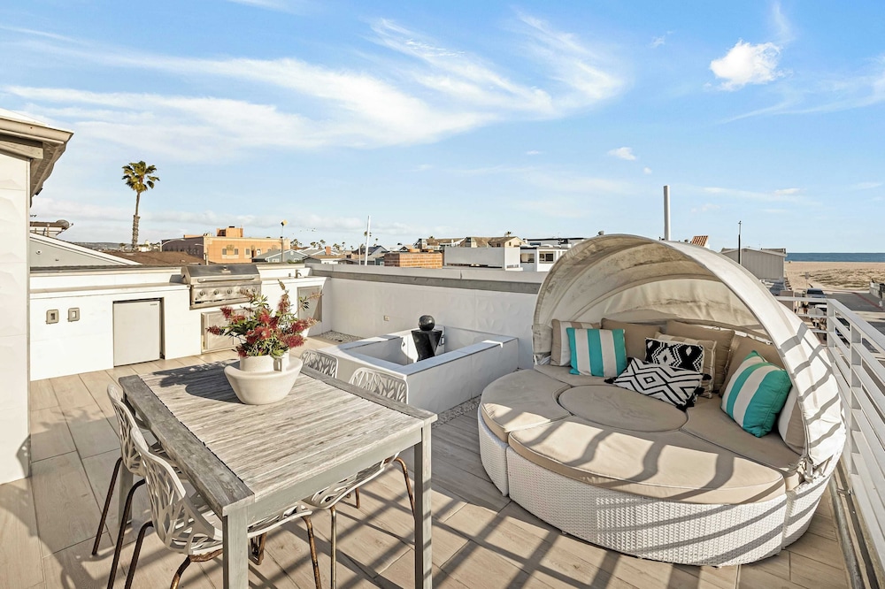 200 East Balboa Oceanview Rooftop Steps to Sand, Pier, Boardwalk & Dining