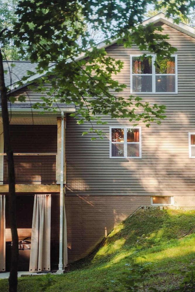 Modern 2 BD Cabin With hot tub & Games & Central Loc