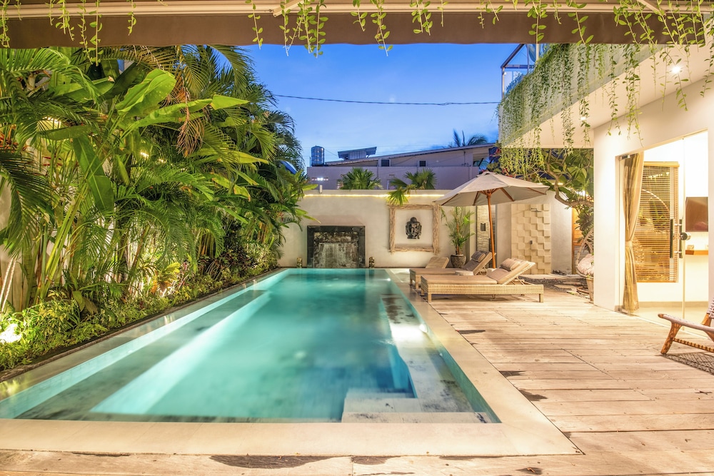 Luxury 4BR Haven, Steps to Canggu's Beach Elegance