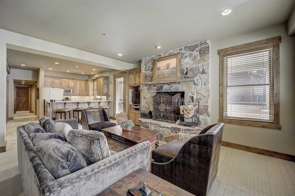 7 Condos, Ski-in/ski-out + Hot Tubs Sleeps 30 Mont Cervin by Avantstay