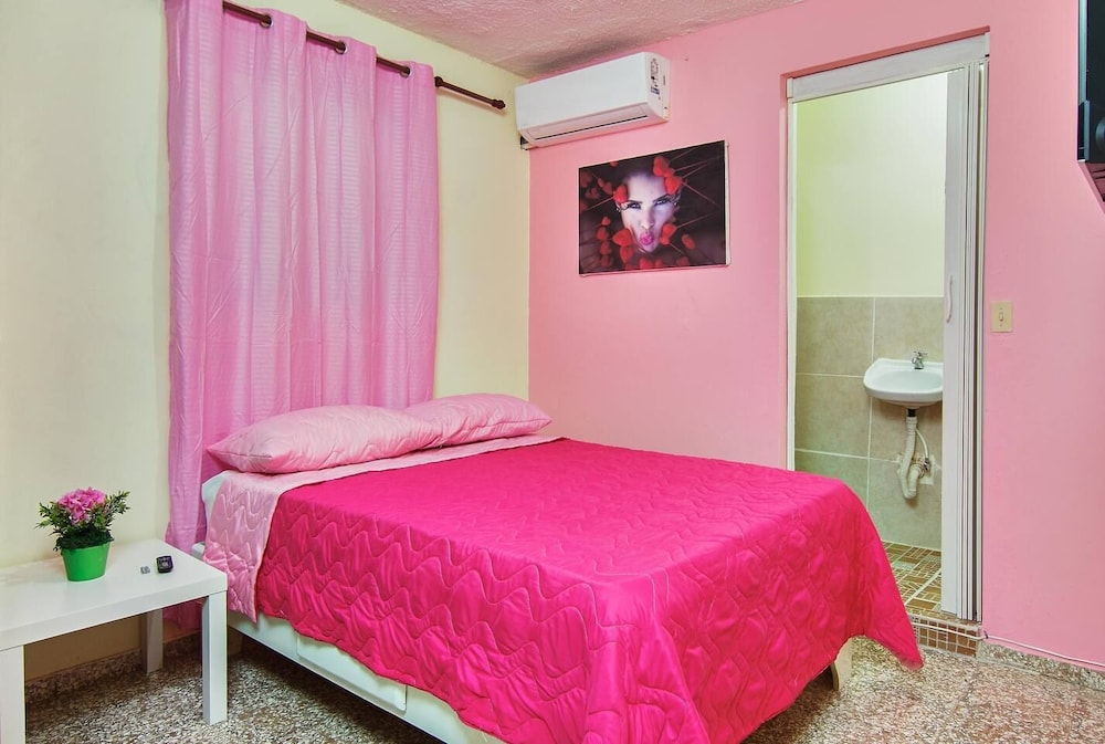 Room in Guest Room - Queen Of Hearts - Rh view 4