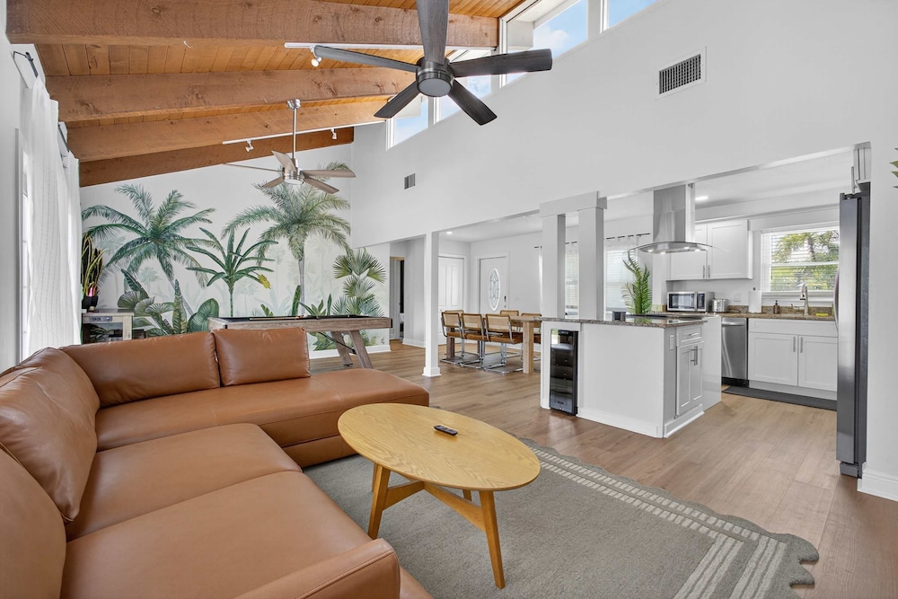 Luxury Meets Paradise Family-friendly 4BR w Pool