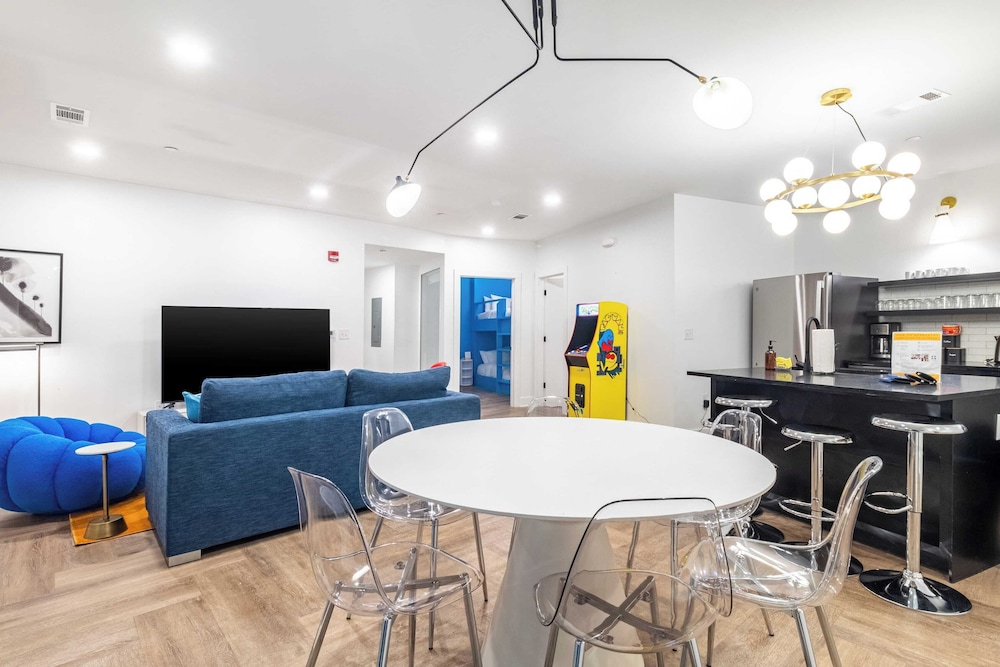 916 Main 12 Unit Buyout - 30bdrs Prvt Two Floors