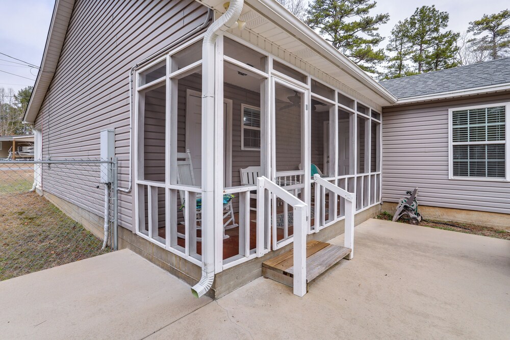 3 Mi to Greers Ferry Lake: Home w/ Screened Patio