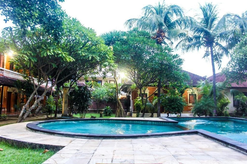 Budhi Beach Inn