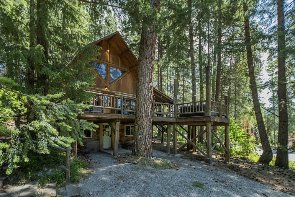 Guten Cabin 3 Bedroom Home by NW Comfy Cabins by RedAwning view 5