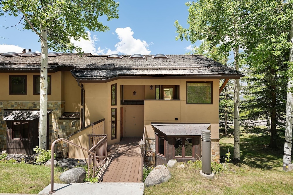 Lovely Townhome With Snowmass View And Ski-in/ski-out by The Woodrun V Townhouses by RedAwning view 5