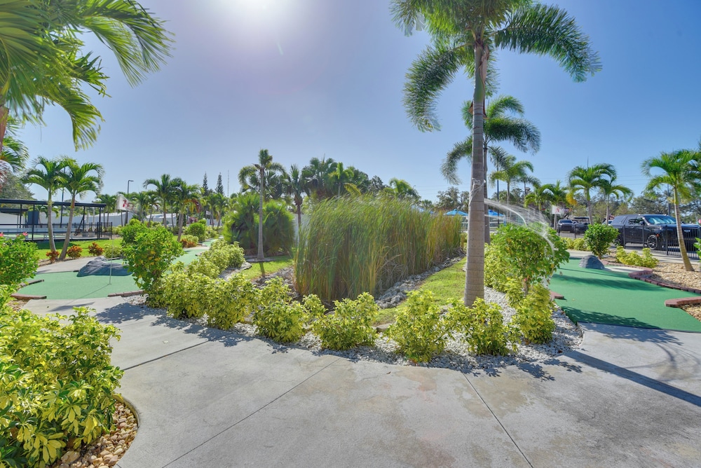 Resort Amenities, 7 Mi to Dtwn: Sarasota Home!