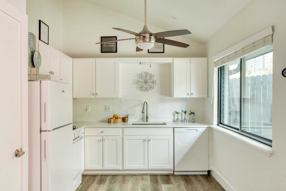 Austin Escape, Prime Location + Shared Yard Oasis Fairlawn Buyout by Avantstay