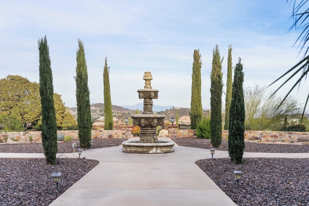 Hilltop Estate w/ Pool, Hot Tub, Fire Pit, Views Cleveland Vista by Avantstay
