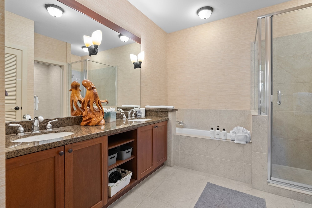 Peaceful Hawaiian Condo w Upscale Amenities - Near Dolphin Quest - Pool!- Vrkcv
