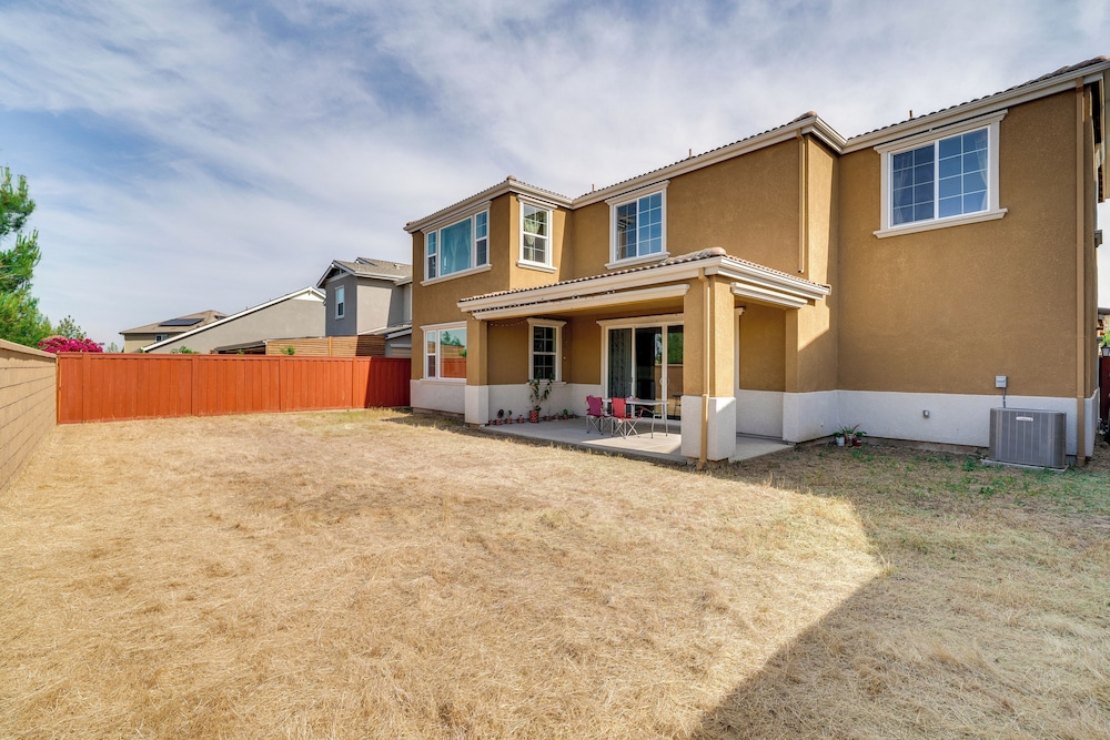 Pool Paradise: Spacious Tracy Home w/ Yard!