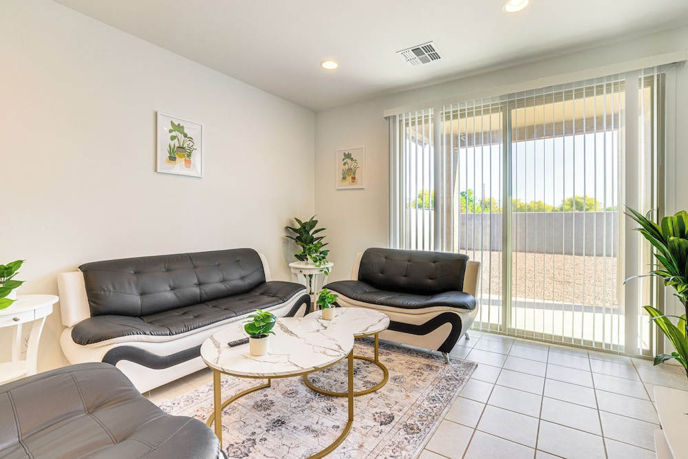 4 Mi to South Mountain Park: Phoenix Area Home