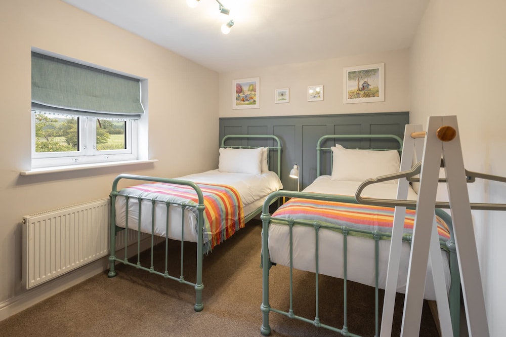 Host Stay Castle Hill Cottage view 4