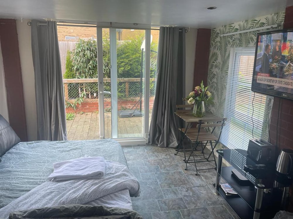 Lovely 1-bed Studio in Bristol view 2