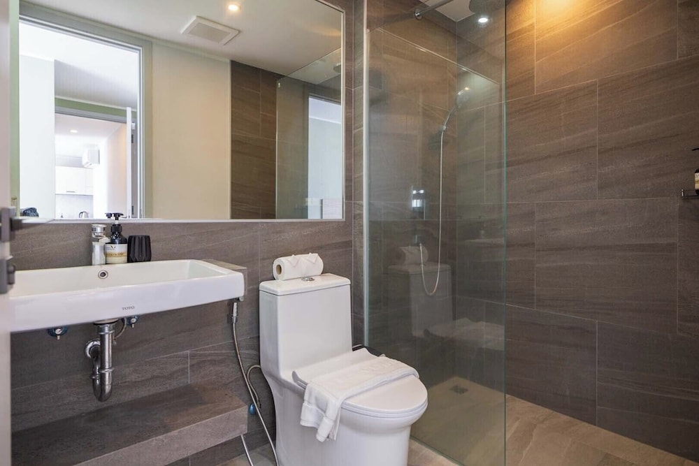 Modern Condo near the Beach - NV5 view 2