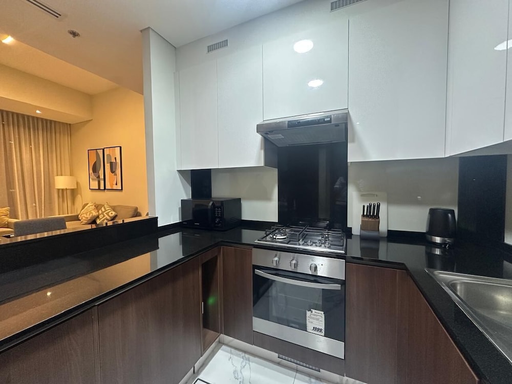 Modern 1BR in J One Pool & Gym