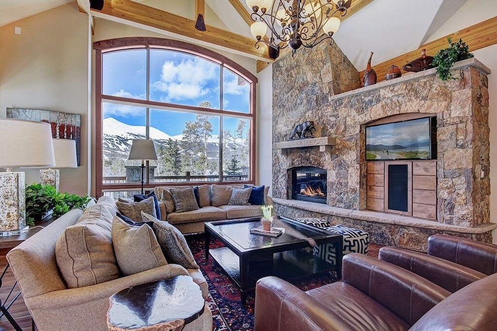 Mountain Majesty Manor 5 Bedroom Home by RedAwning