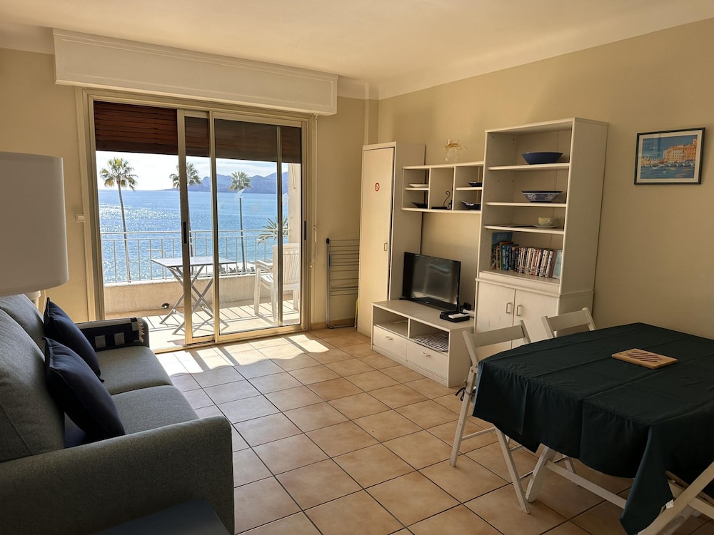 One Bedroom Apartment in Cannes With a Balcony and Great sea Views - 821